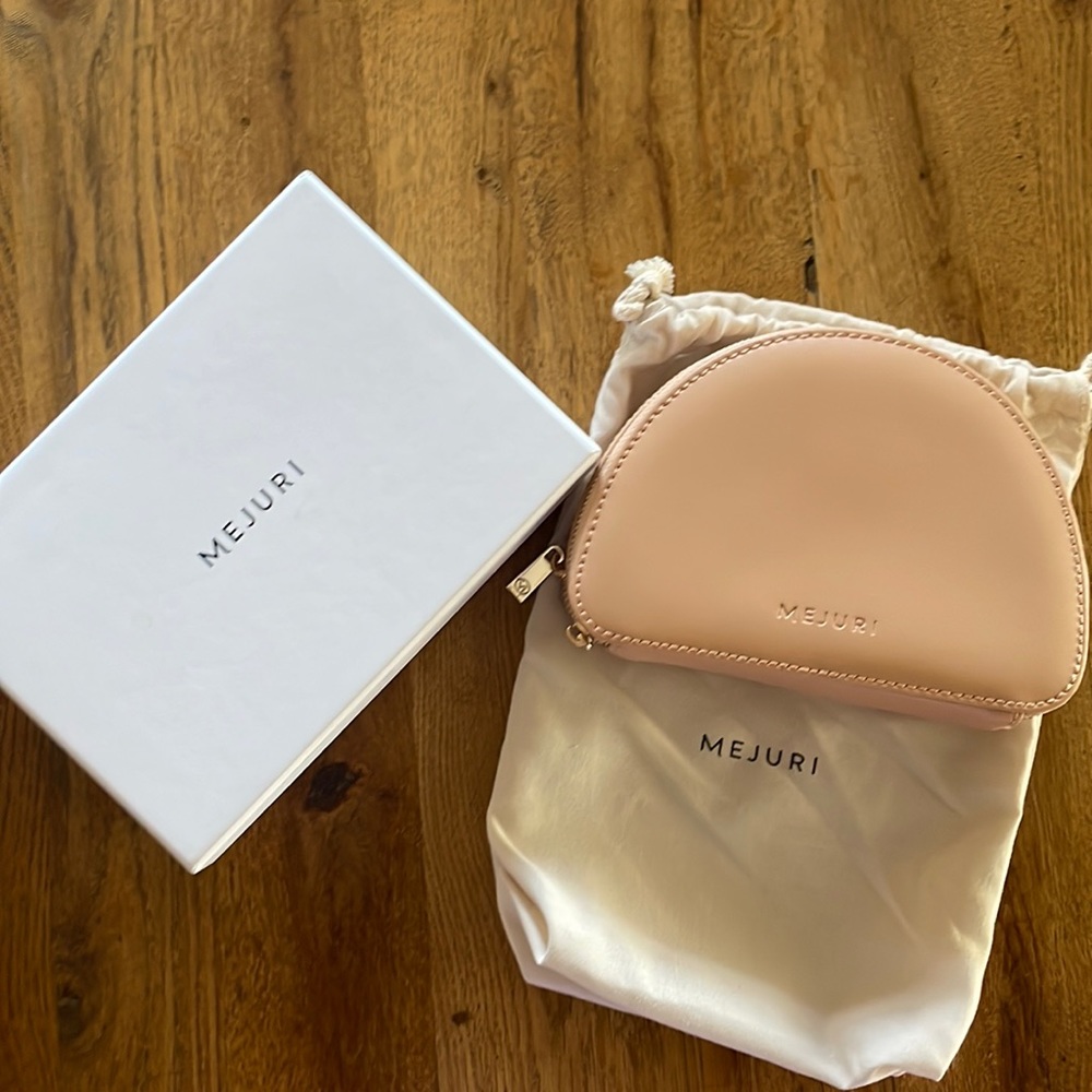 NEW WITH BOX - Mejuri Half Moon Multi Travel Case in Beige. No tags